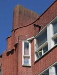 Uitbouwtjes maakten plaats voor vlakke langwerpige vensters.
              <br/>
              Gert-Jan Lobbes, 2015